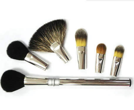 哪些化妝用品需要放冰箱保存？