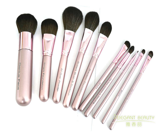 定制成套化妝刷時，有哪些個性化選項可供客戶選擇？