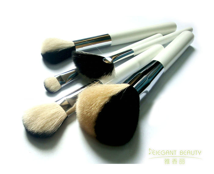 如何根據(jù)季節(jié)變化或妝容趨勢(shì)，更新成套化妝刷的配置？