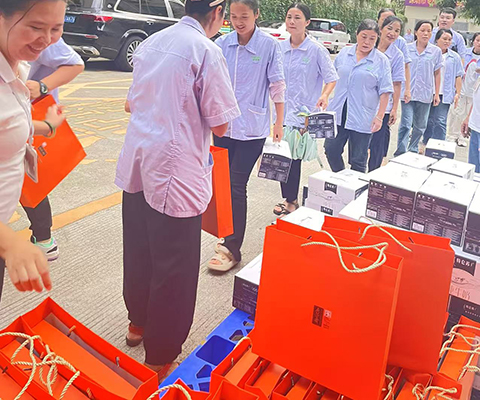 雙節(jié)同慶暖人心，關(guān)懷慰問傳真情||雅香麗化妝用品(深圳)有限公司為全體職工發(fā)放“雙節(jié)”福利